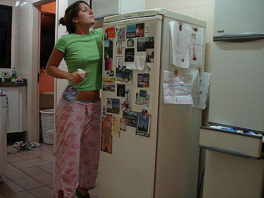 Чим мити холодильник?